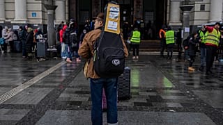 Ein Musikstudent vor dem Bahnhof von Lemberg (Lviv) in der Westukraine