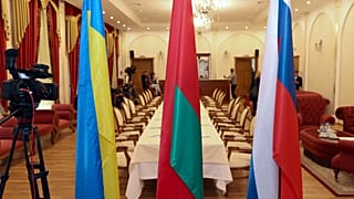  الوفد الأوكراني يصل إلى منطقة جوميل، بيلاروسيا، للقاء الوفد الروسي وإجراء محادثاتهما الأولى، يوم الاثنين 28 فبراير 2022. 