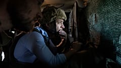Le président Volodymyr Zelensky observe une position de première ligne depuis un abri lors d'une visite dans l'est de l'Ukraine.en 2019