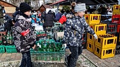 Gyerekek viszik a Molotov-koktélhoz használt üvegeket
