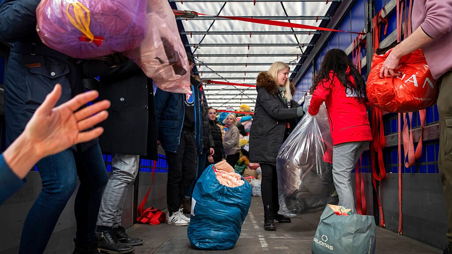 Voluntários preparam ajuda humanitária para refugiados ucranianos na Lituânia