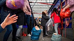 Voluntários preparam ajuda humanitária para refugiados ucranianos na Lituânia