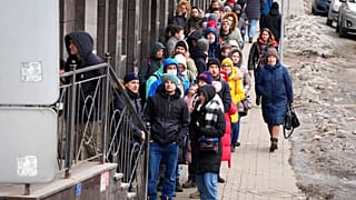 Очередь в банкомат в Санкт-Петербурге 25 февраля 2022