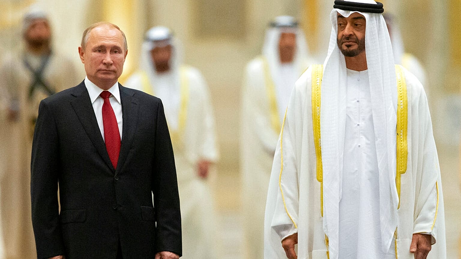  الرئيس الروسي فلاديمير بوتين وولي عهد أبوظبي محمد بن زايد آل نهيان يحضران حفل الترحيب الرسمي في أبو ظبي، الإمارات العربية المتحدة، 15 أكتوبر 2019