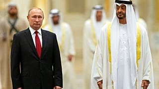  الرئيس الروسي فلاديمير بوتين وولي عهد أبوظبي محمد بن زايد آل نهيان يحضران حفل الترحيب الرسمي في أبو ظبي، الإمارات العربية المتحدة، 15 أكتوبر 2019