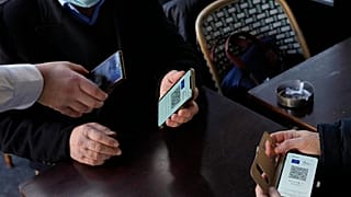 Vérification du pass vaccinal dans un restaurant parisien, le 24/01/2022 - Archives