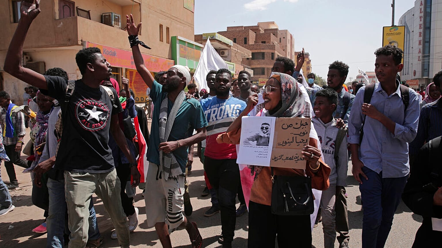 متظاهرون سودانيون ضد الانقلاب العسكري في أكتوبر 2021 الذي أدى إلى سقوط عشرات القتلى وآلاف الجرحى واعتقالات عديدة، في الخرطوم، السودان، الإثنين 28 فبراير 2022