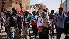 متظاهرون سودانيون ضد الانقلاب العسكري في أكتوبر 2021 الذي أدى إلى سقوط عشرات القتلى وآلاف الجرحى واعتقالات عديدة، في الخرطوم، السودان، الإثنين 28 فبراير 2022