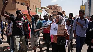 متظاهرون سودانيون ضد الانقلاب العسكري في أكتوبر 2021 الذي أدى إلى سقوط عشرات القتلى وآلاف الجرحى واعتقالات عديدة، في الخرطوم، السودان، الإثنين 28 فبراير 2022