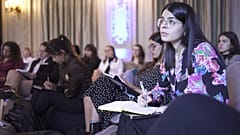 Weiblich, jung, gut ausgebildet - wie die Winter School for Female Leadership smarte Frauen fördert
