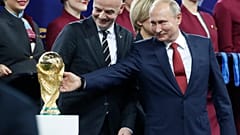 Rusya Devlet Başkanı Vladimir Putin 2018 Dünya Kupası final karşılaşması öncesi kupaya dokunurken