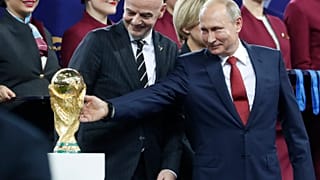 Rusya Devlet Başkanı Vladimir Putin 2018 Dünya Kupası final karşılaşması öncesi kupaya dokunurken