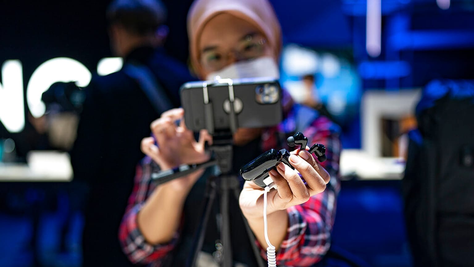 Sur un des stands du Salon mondial du mobile - Barcelone (Espagne), le 28/02/2022