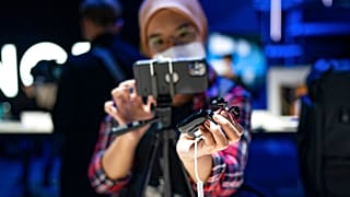 Sur un des stands du Salon mondial du mobile - Barcelone (Espagne), le 28/02/2022