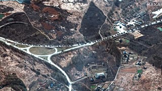 Imagem de satélite do sistema Maxar mostrando uma coluna militar russa