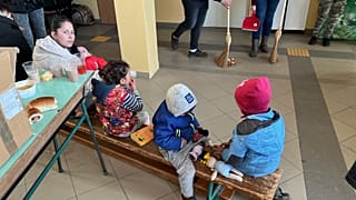 Egy asszony a gyerekeivel Tiszabecsen 