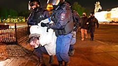 Polizei nimmt Demonstranten in St. Petersburg fest, 28.02.2022