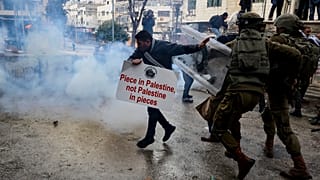 عناصر من قوات الأمن الإسرائيلية تقمع متظاهرا فلسطينيا خلال مظاهرة لإحياء ذكرى مجزرة الحرم الإبراهيمي عام 1994 في مدينة الخليل. 2022/02/25