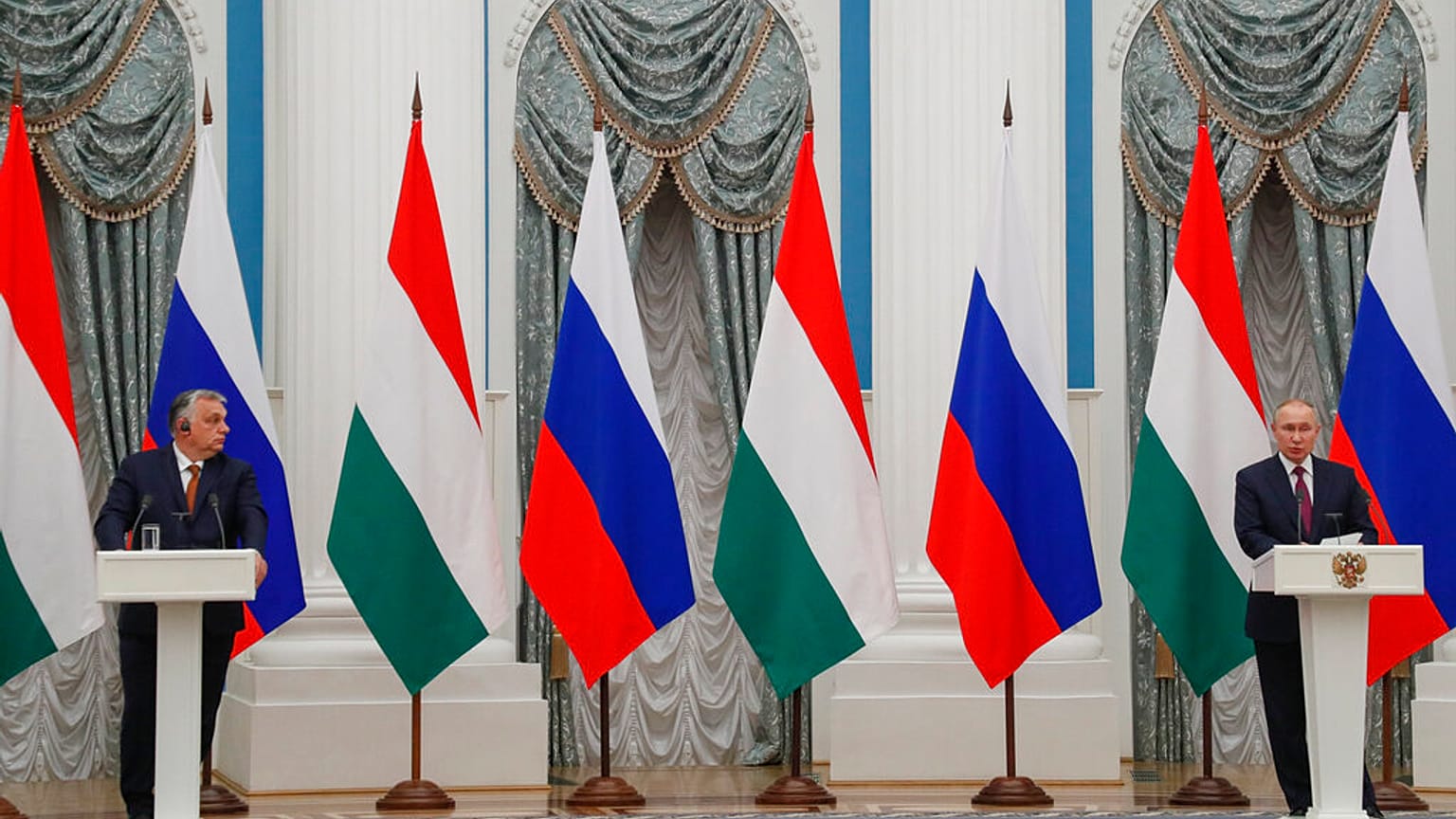 Macaristan Başbakanı Viktor Orban (solda), Rusya Devlet Başkanı Vladimir Putin (sağda)