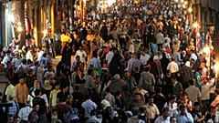 سوريون وسياح يسيرون في سوق الحميدية في دمشق - سوريا. 2010/10/20