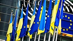 Die Flaggen der Ukraine und der Europäischen Union Seite an Seite vor einer außerordentlichen Plenarsitzung zur Ukraine im EU-Parlament.