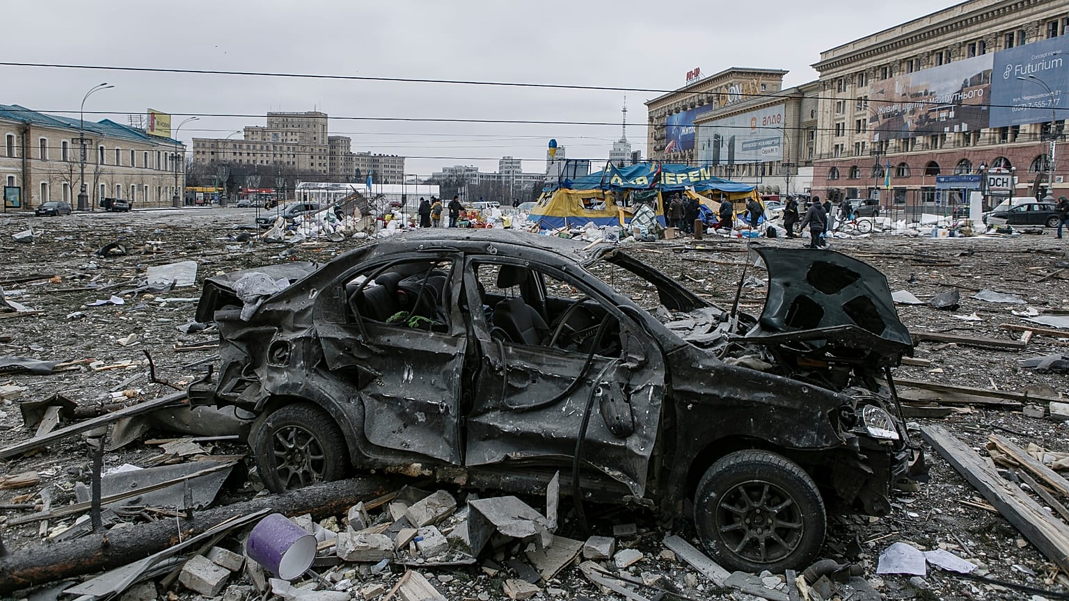 Destroços no local de um dos bombardeamentos em Kharkiv deste dia 6 da invasão