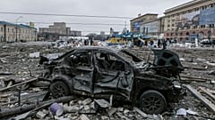 Destroços no local de um dos bombardeamentos em Kharkiv deste dia 6 da invasão