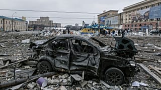 Destroços no local de um dos bombardeamentos em Kharkiv deste dia 6 da invasão