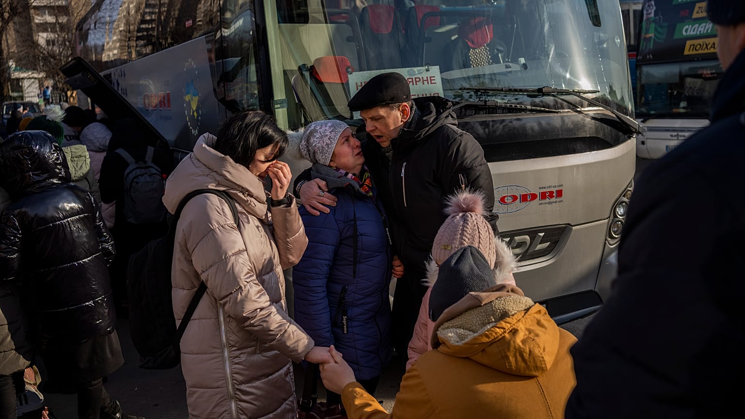 A la gare routière de Lviv (ouest de l'Ukraine), certains prennent le bus pour la Pologne, d'autres restent au pays - le 01/03/2022