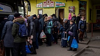 Люди ждут автобуса из Львова в Польшу