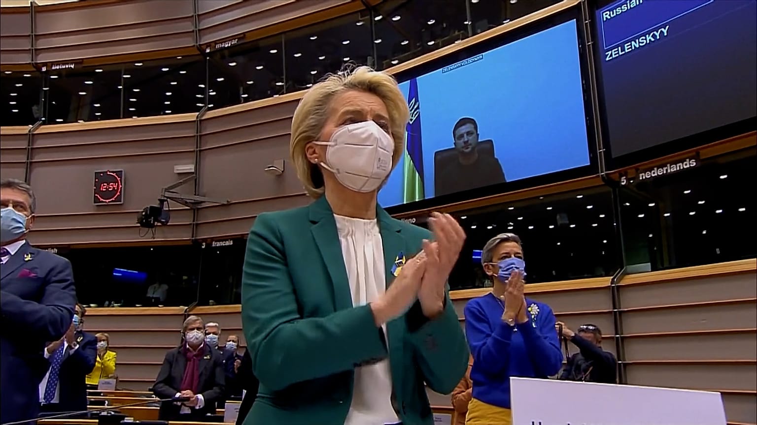 Ursula von der Leyen, President of European Commission, applauding Ukrainian President Volodymyr Zelensky after his speech
