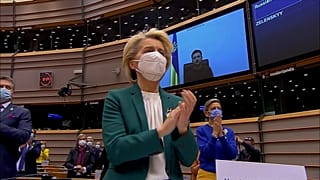 Ursula von der Leyen, President of European Commission, applauding Ukrainian President Volodymyr Zelensky after his speech