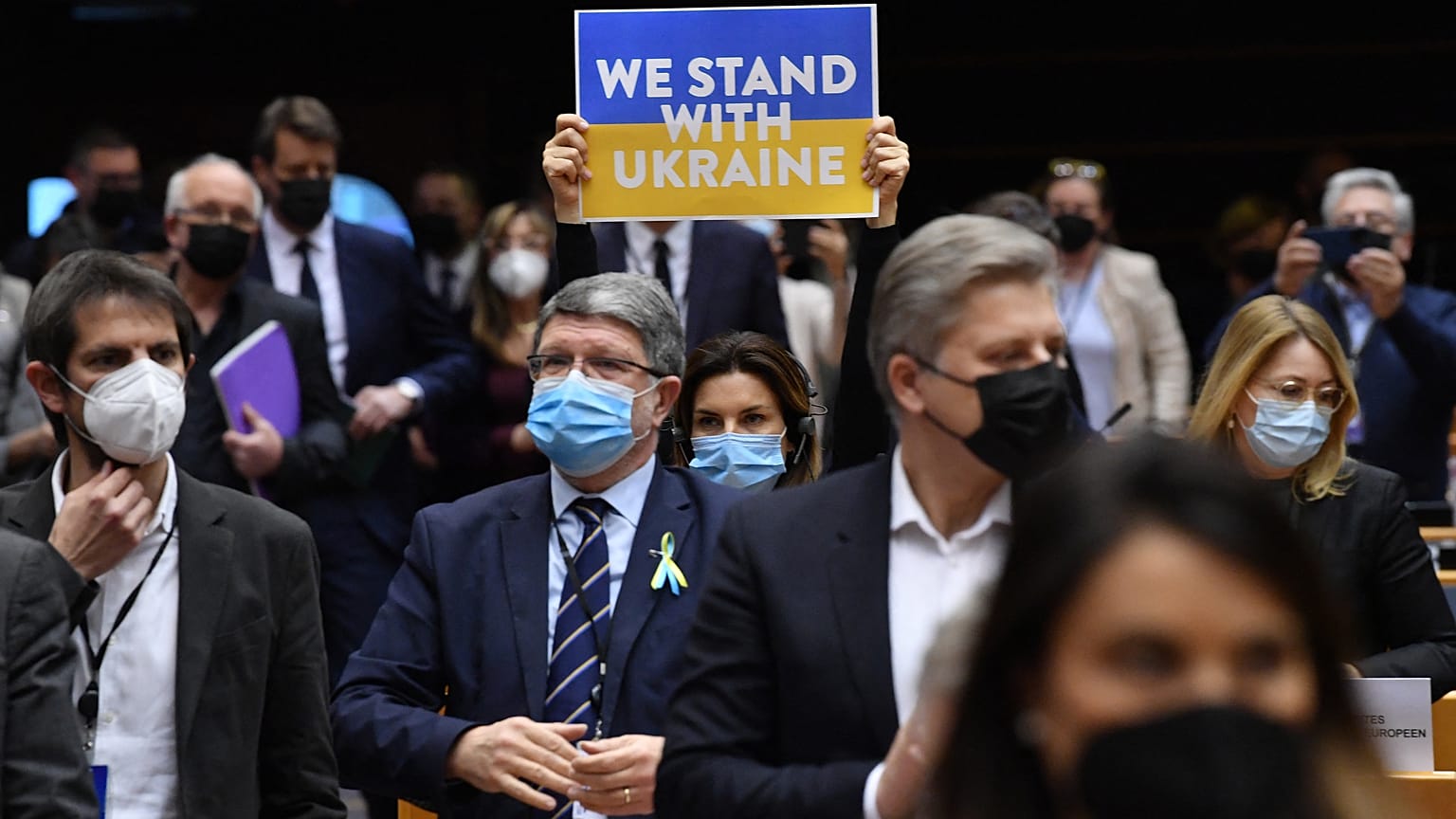 L'ovation des députés européens à Volodymyr Zelensky 