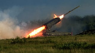 Un système de lance-flammes lourd russe TOS-1 tire pendant le forum militaire international " Army-2015 " à Kubinka, en dehors de Moscou, le 16 juin 2015.