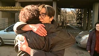 Schwerer Abschied in Kiew vor der Fahrt in die österreichische Botschaft