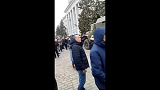 أوكرانيون يواجهون قوات عسكرية روسية