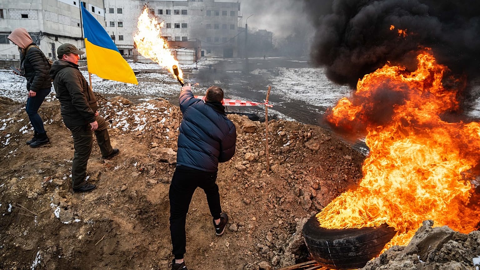 Ein Ausbilder, rechts, zeigt eine Granate während einer Schulung von Mitgliedern einer ukrainischen rechtsextremen Gruppe in Kiew, Ukraine, Sonntag, 20. Februar 2022. 