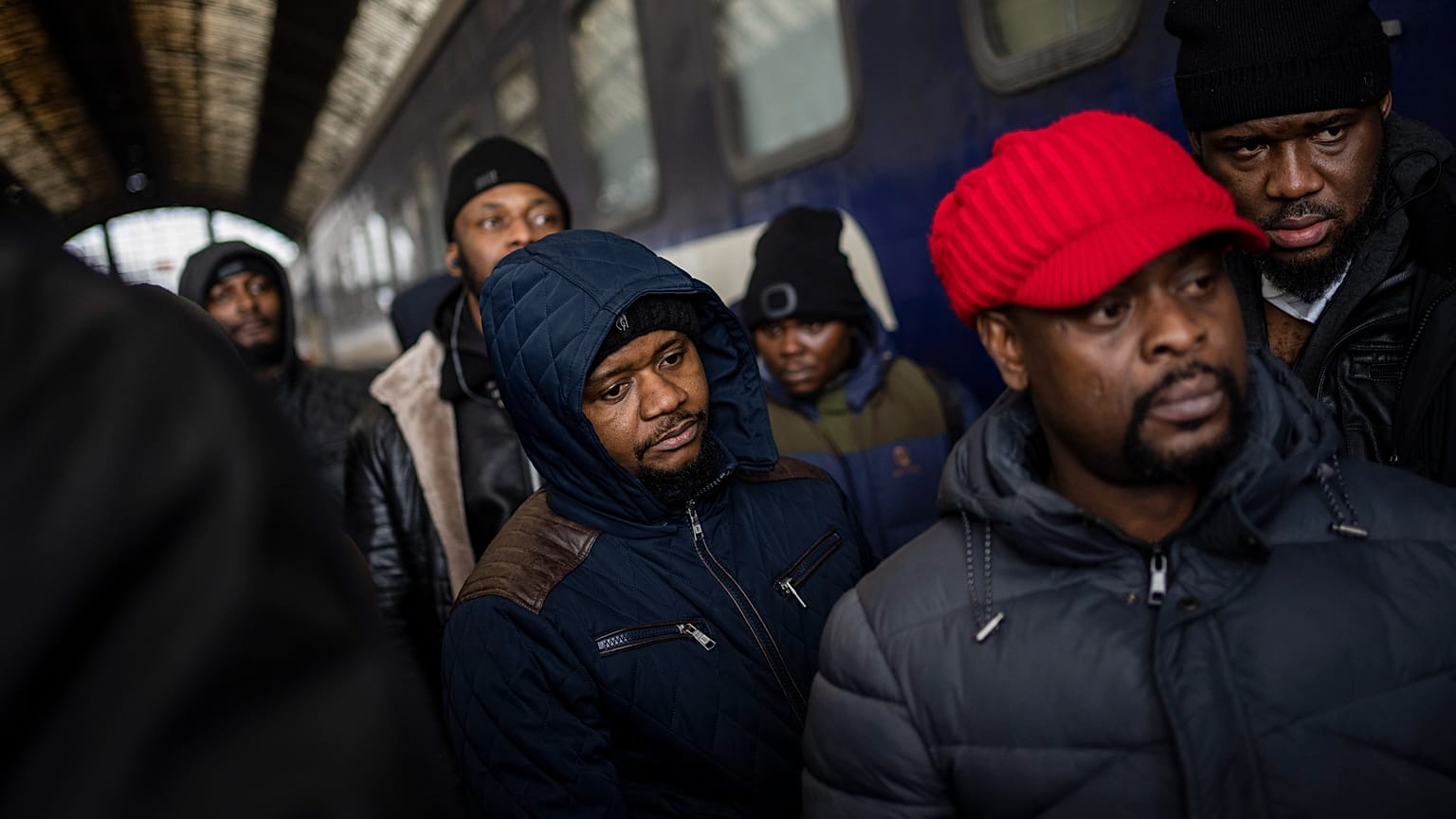 Des résidents africains en Ukraine attendent sur le quai de la gare de Lviv dans l'ouest de l'Ukraine. 