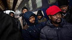 Des résidents africains en Ukraine attendent sur le quai de la gare de Lviv dans l'ouest de l'Ukraine. 