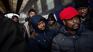 Des résidents africains en Ukraine attendent sur le quai de la gare de Lviv dans l'ouest de l'Ukraine.