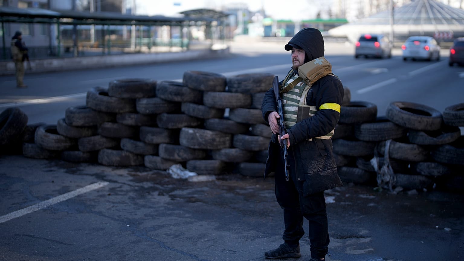 Miembro de una milicia civil ucraniana ante un control de carretera