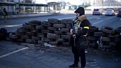 Miembro de una milicia civil ucraniana ante un control de carretera