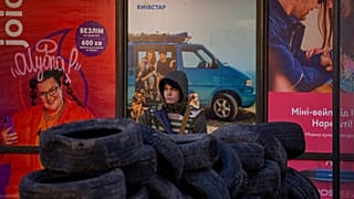 Invasion russe : Kiev sur le pied de guerre, les miliciens s'organisent