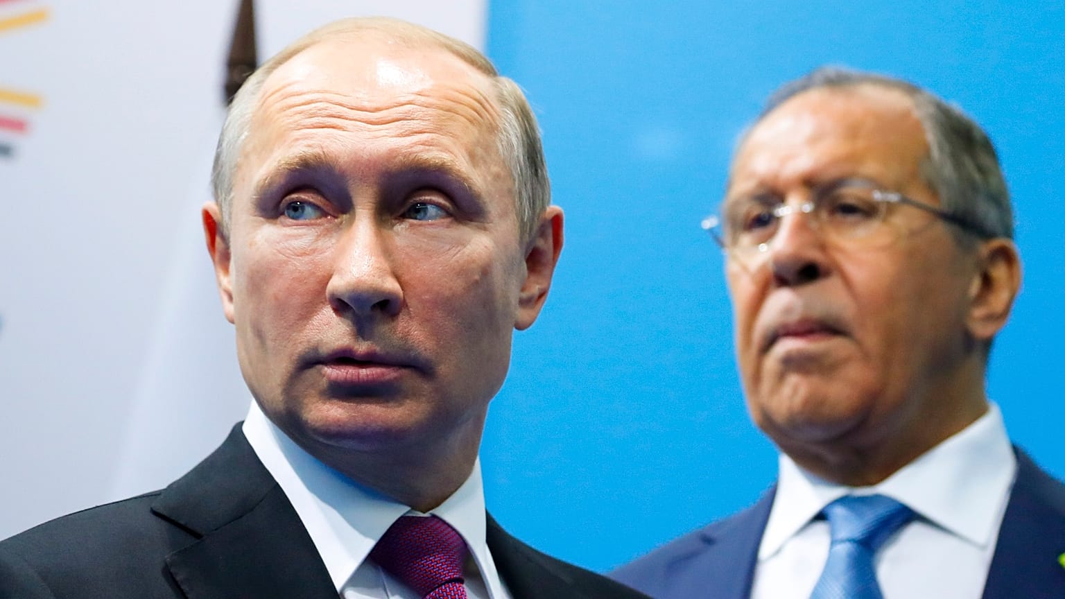 Szergej Lavrov Vlagyimir Putyin árnyékában a G20-ak hamburgi csúcsán, 2017-ben