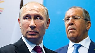 Szergej Lavrov Vlagyimir Putyin árnyékában a G20-ak hamburgi csúcsán, 2017-ben