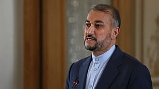 وزير الخارجية الإيراني حسين أميرآبد اللهيان في مؤتمر صحفي مع نظيره العماني السيد بدر البوسعيدي، في طهران، إيران، الأربعاء 23 فبراير 2022. 