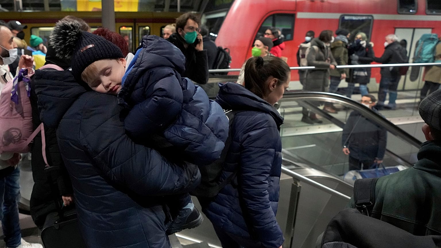 Müde nach der langen Fahrt: Ankunft von ukrainischen Flüchtlingen in Berlin