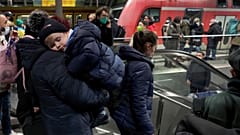 Müde nach der langen Fahrt: Ankunft von ukrainischen Flüchtlingen in Berlin