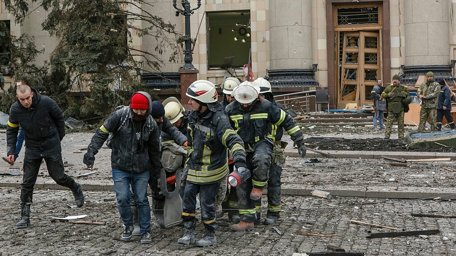 Personal de los servicios de emergencia ucranianos sacan el cuerpo de una víctima del edificio dañado del Ayuntamiento tras un bombardeo en Jarjóv, Ucrania, el martes