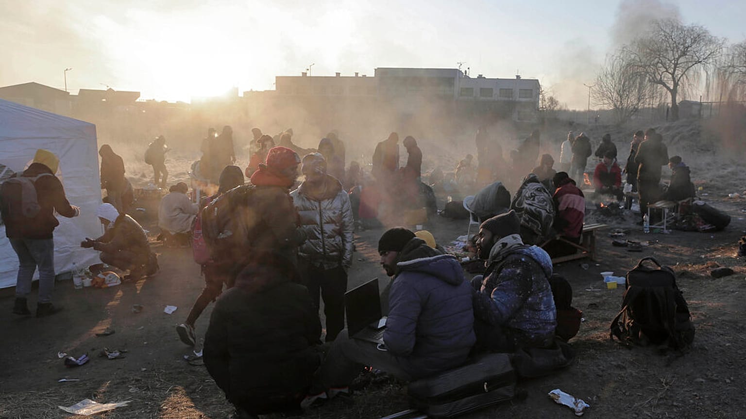 Refugiados huidos de Ucrania en el cruce fronterizo de Medyka, en Polonia.